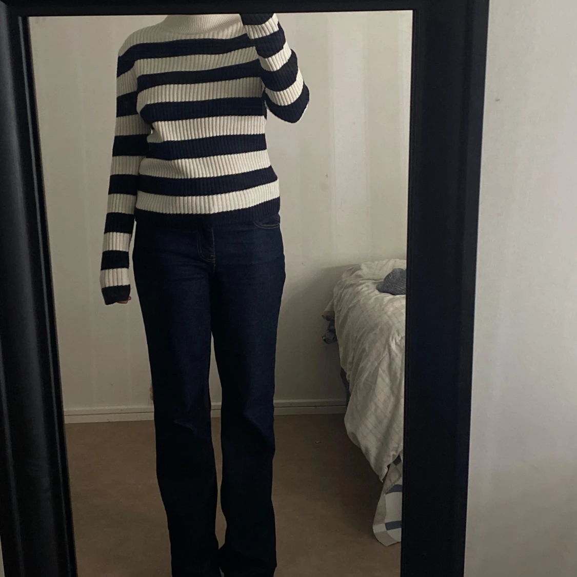 Randig ribbstickad tröja i svart och vitt