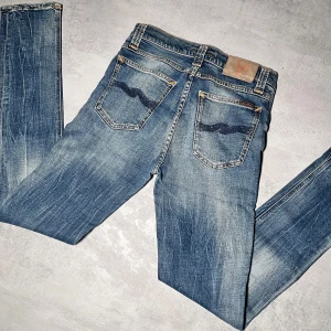 Nudie jeans - Nudie jeans | Bra skick förutom ett litet hål mellan benen | Storlek W28 L32. 