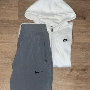 Nike kofta - En vit Nike kofta som är jätte fint och kan användas under vinter. Ser snyggt ut och passar med alla byxor.