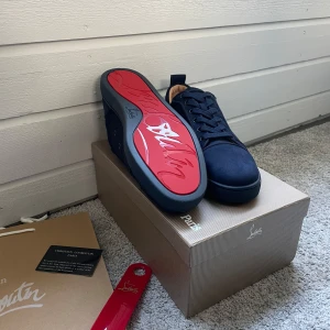 Christian Louboutin skor - Sjukt feta mörkblå skor från Christian Louboutin i storlek 43. Passar extremt bra nu i sommar och även hösten som kommer, så passa på 🍁Skriv vid minsta fundering! 💭Priset går självklart att diskutera 🤝