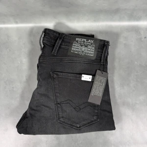 Replay Anbass  - - Replay Anbass — Storlek 30/34  —skick 7/10 — Retail 2000kr — Modellen är - 180cm, 65kg - mitt pris 275 skriv gärna 🙌🏼