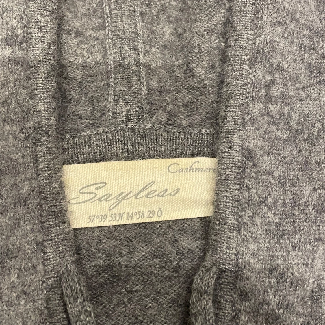 Grå kashmir hoodie från Sayless - 1