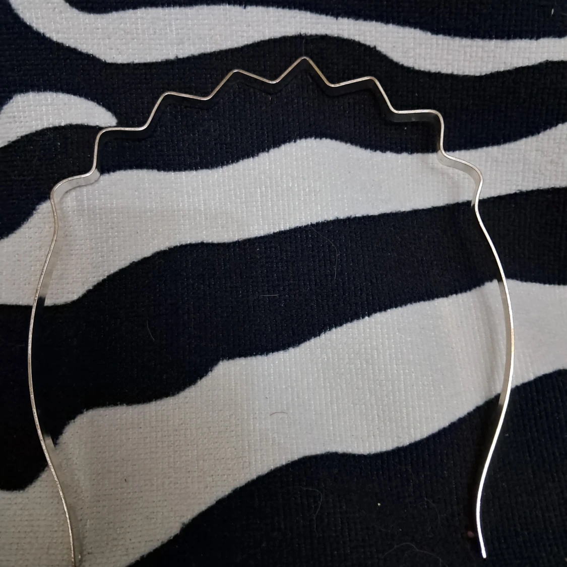 Silvrigt zickzack-diadem i metall - 1