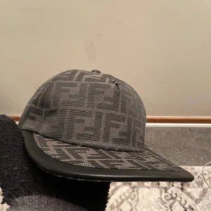 Fendi Roma Keps - 🧢 Fendi Keps – Lyxig & Stilren Säljer en helt ny Fendi-keps i riktigt fint skick – aldrig använd, men utan prislapp.  ✨ Skick: 10/10 – som ny 💸 Pris: 799 kr 📦 Leverans: Skickas inom 1–3 dagar  Perfekt för dig som vill lyfta din stil med något exklusivt! 😊