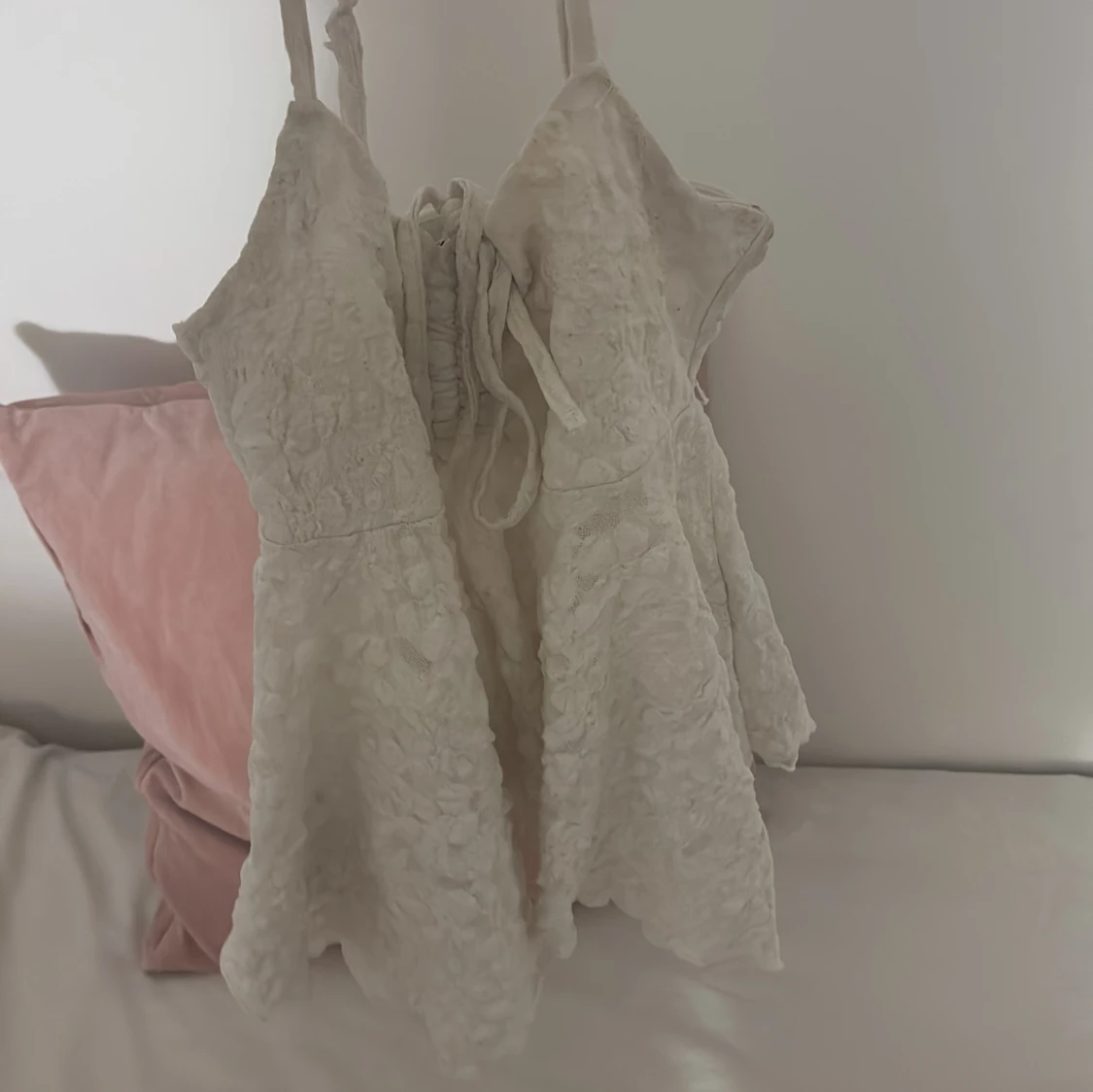 Vit spetsig linnetopp med snörning - 1