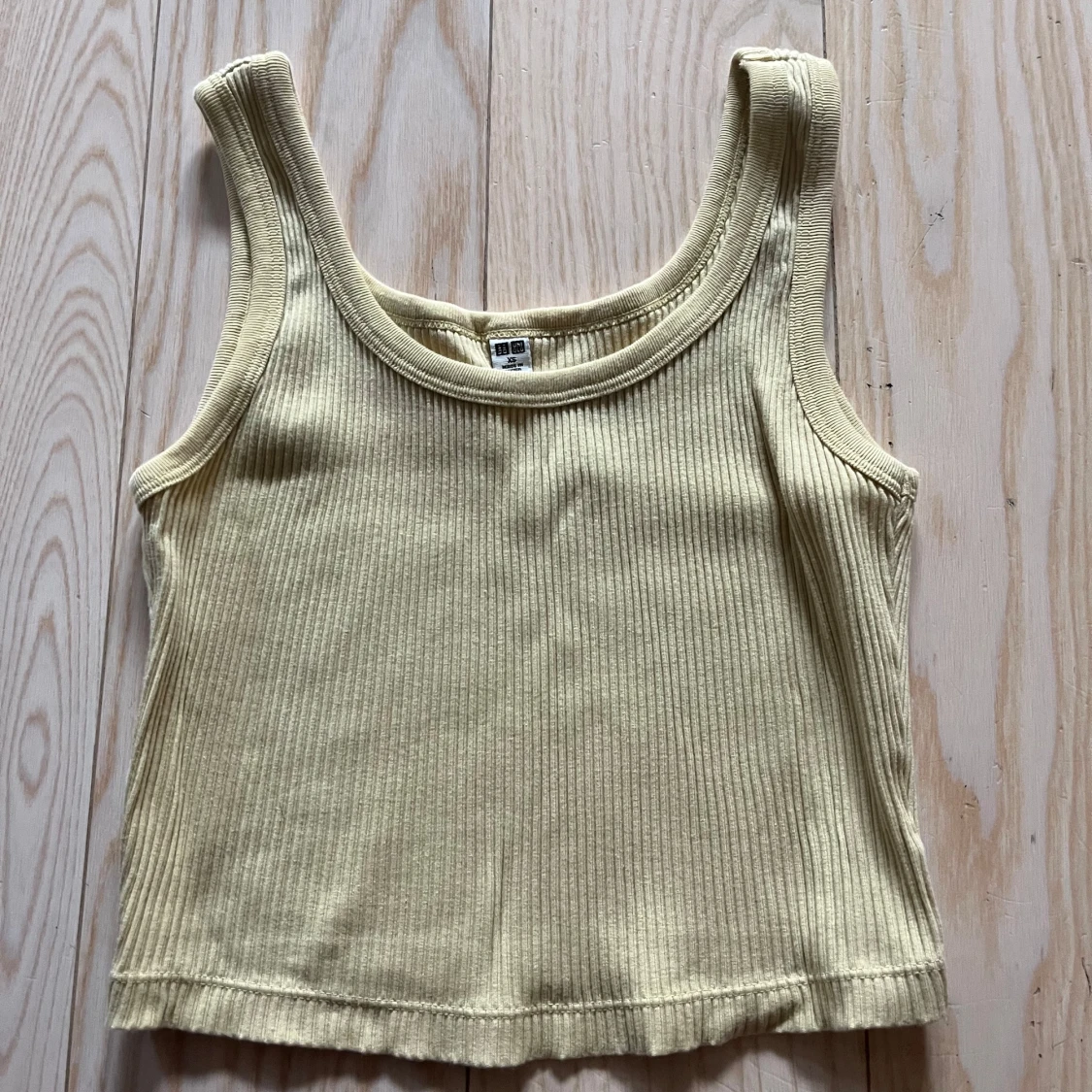 Ljusgul linnetopp från Uniqlo