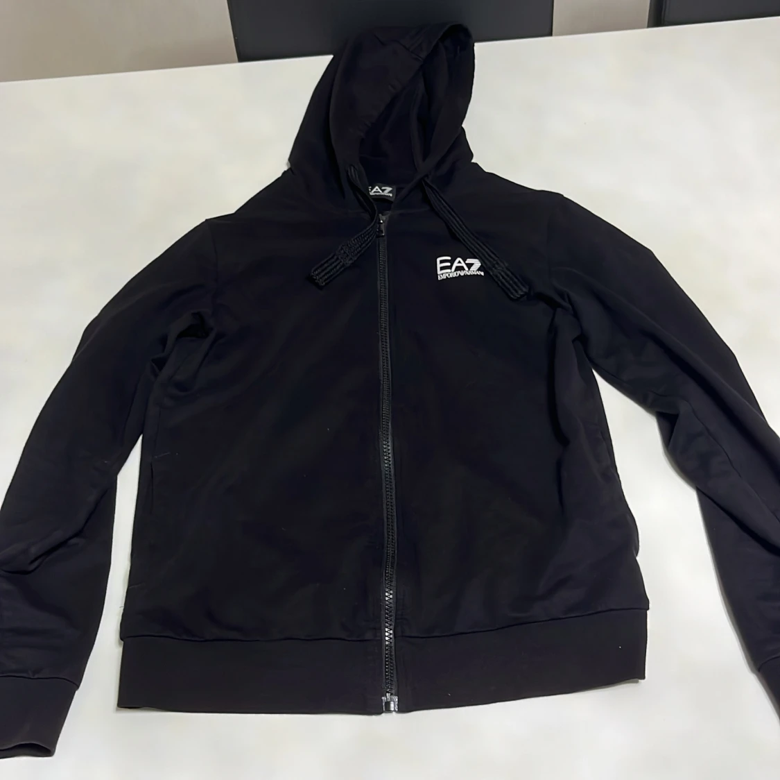 Svart EA7 hoodie med dragkedja