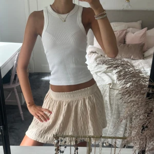 Lågmidjad kjol - Hej! Jag säljer den här jättesöta Lågmidjade kjolen från Zara som är perfekt nu till sommaren! Midjemåttet är 35 cm och den har även innershorts vilket syns på fjärde bilden. Tveka inte på att skriva vid frågor och pris kan diskuteras!🤗