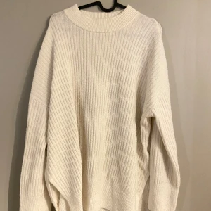 Vit ribbstickad tröja från H&M - Vit ribbstickad tröja från H&M i oversized modell.