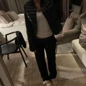 Moncler cardigan - Mörkblå cardigan från moncler. Säljer då jag inte får användning för den mer. Superfint skick!💗bild på qr kod på sista bilden.