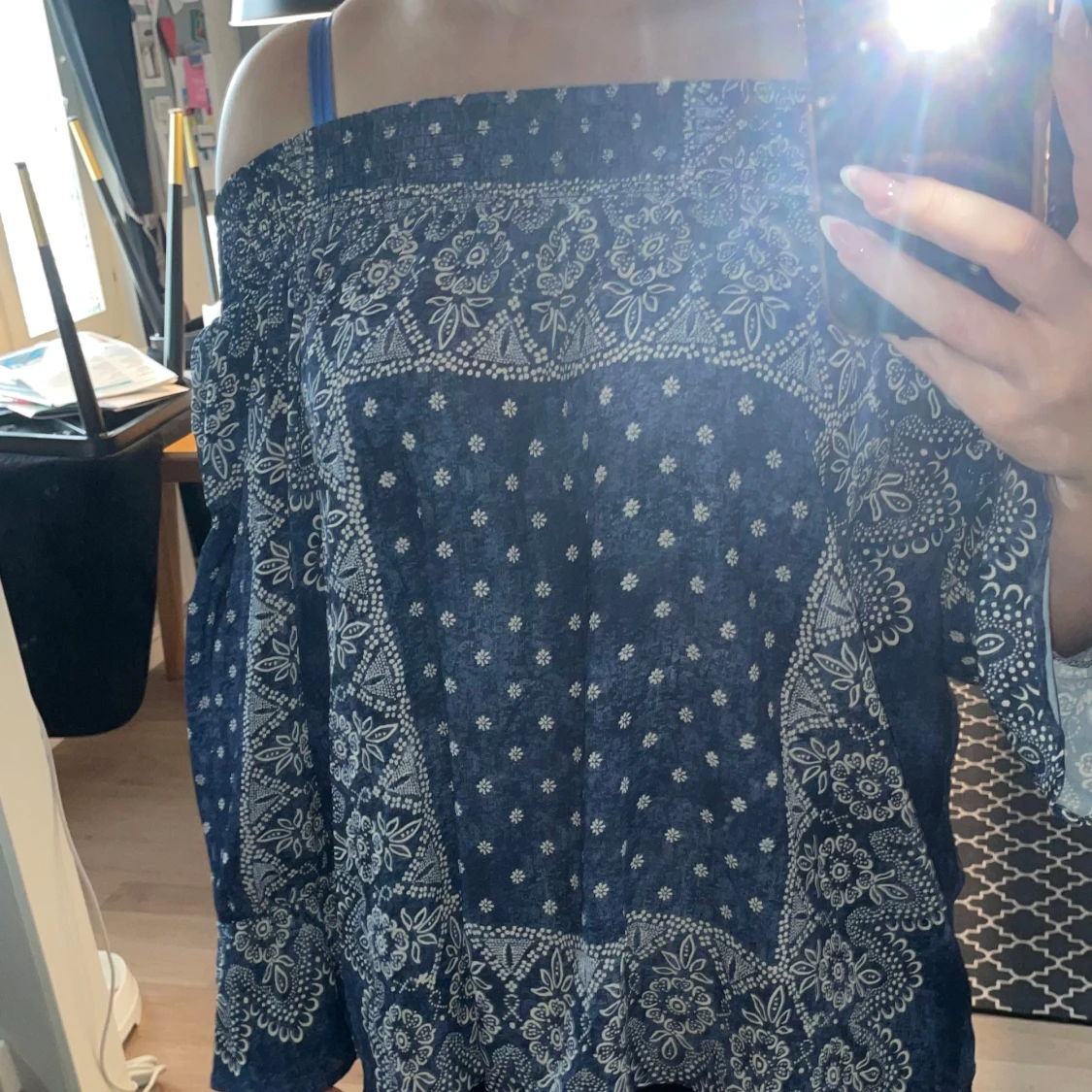Blå offshoulder blus med mönster - 1