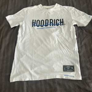 Vit Hoodrich t-shirt - Vit t-shirt från Hoodrich i storlek XS. Bra skick!