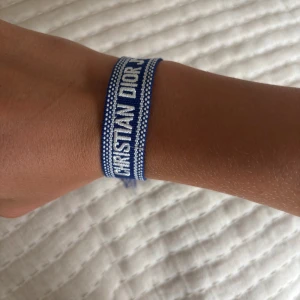 Blått Christian Dior armband - Snyggt blått armband från Christian Dior för ett bra pris, armbandet är aldrig använt. Kontakta mig vid frågor!🤙