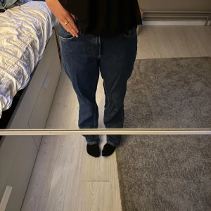 Mörkblå jeans från Gina Tricot - Säljer ett par mörkblåa jeans från Gina Tricot. Dom är baggy och mid waist. Använda väldigt få gånger så nästan som nya. Väldigt fina jeans och priset kan diskuteras💗