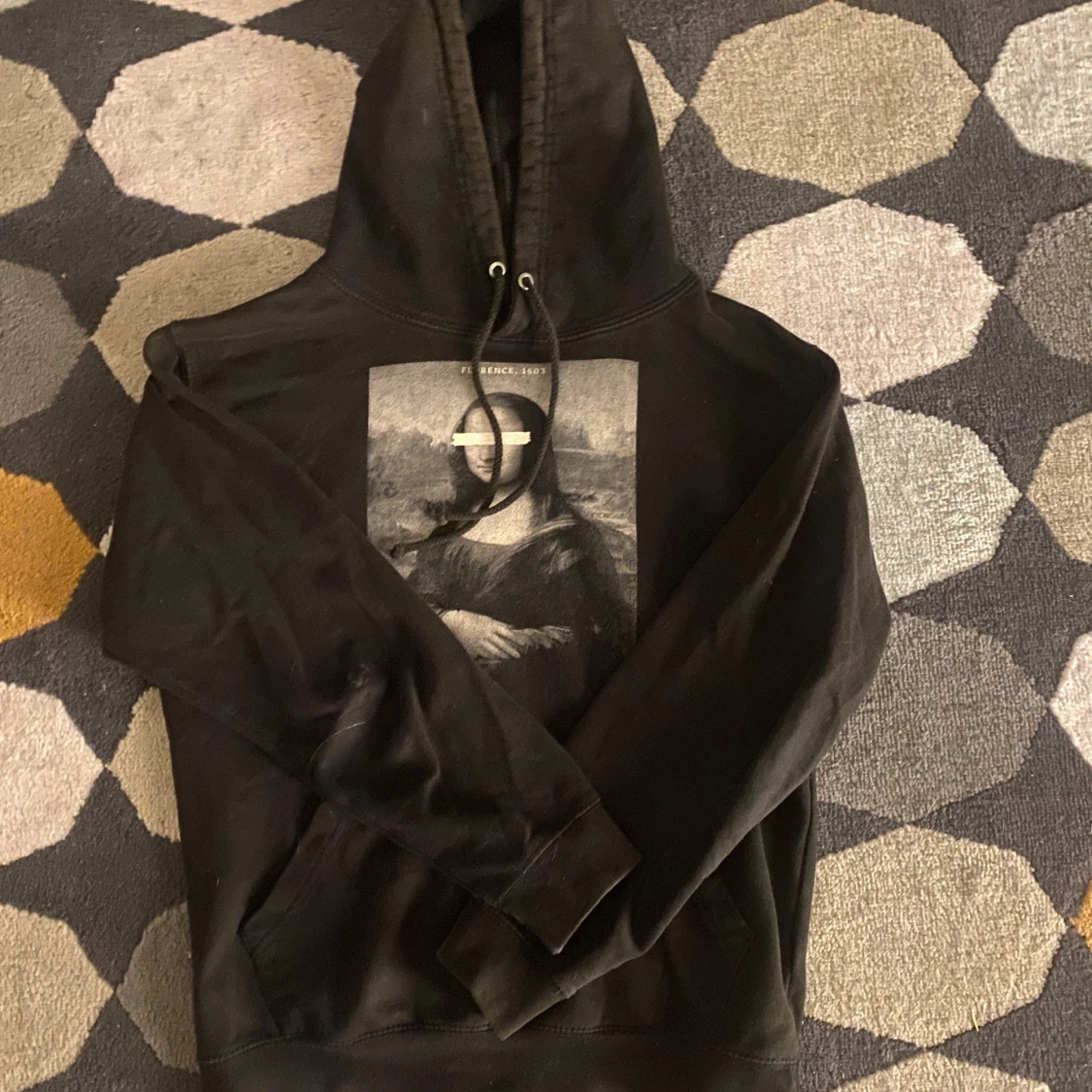 Svart hoodie med Mona Lisa-tryck - 1