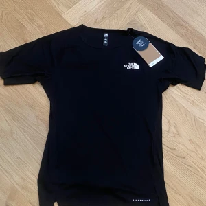 Tränings t-shirt från The North Face - Svart tränings t-shirt från The North Face. Aldrig använd och lapparna sitter kvar 
