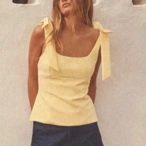 Gult Zara Linne - Supersött ljusgult linne från Zara. Använt en gång så i princip helt ny🤍 Nypris 329kr