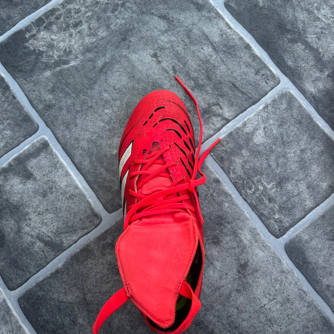 Adidas Predator röda fotbollsskor  - 4