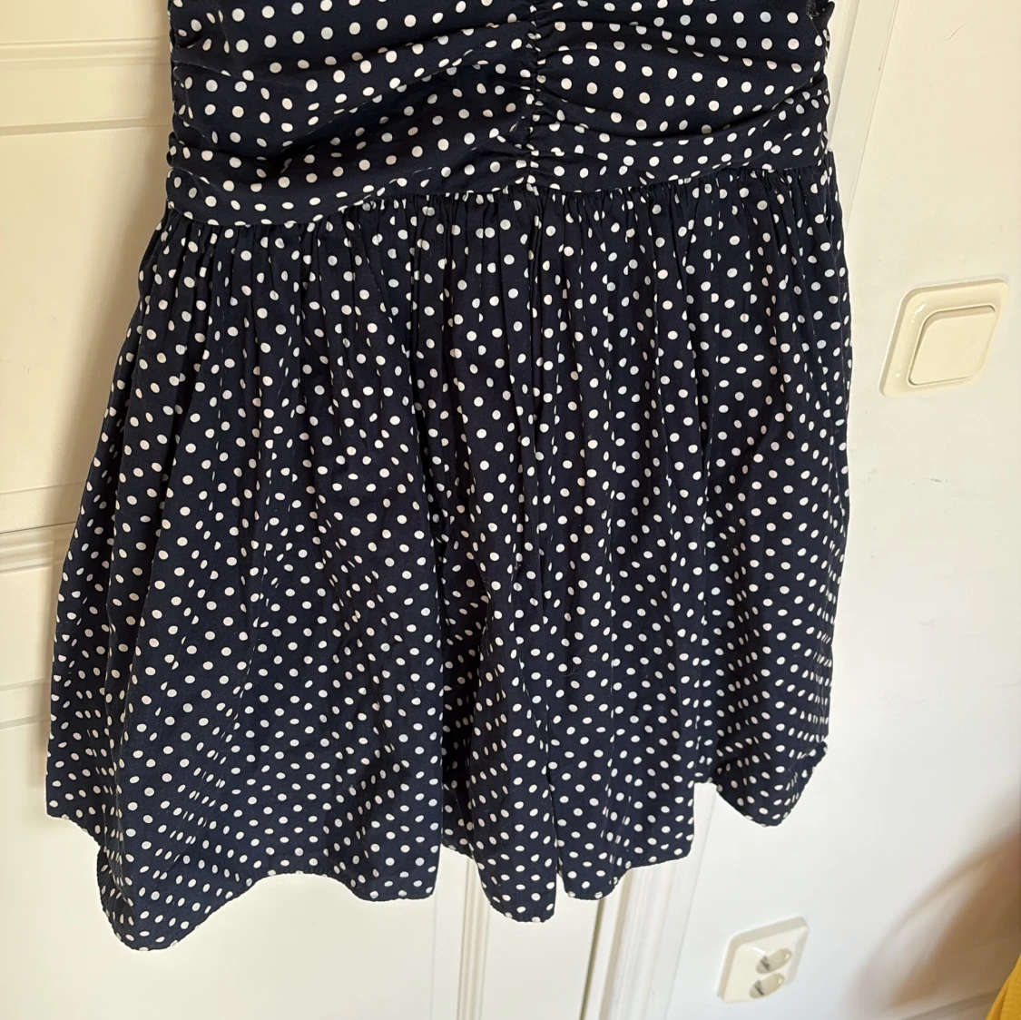 Mörkblå prickig klänning - 1