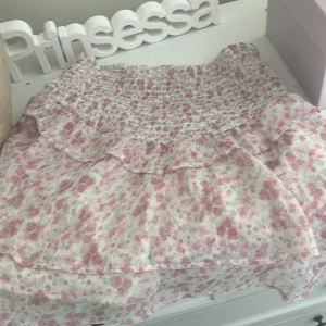 Blommig tjol från Gina tricot -  En blommig kjol från Gina Tricot. Jag har använt den fem gånger och jag säljer den för 100 kr