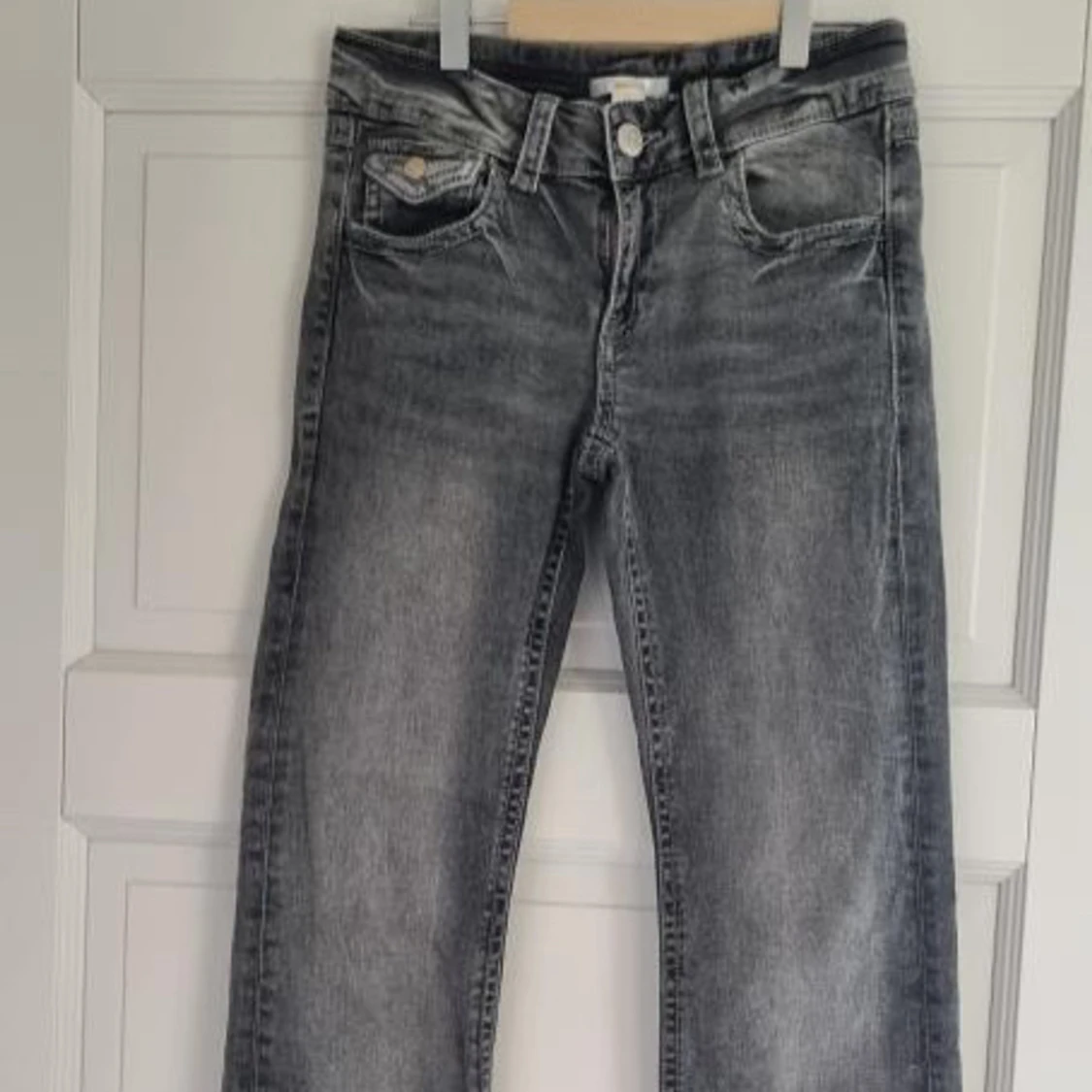 Grå bootcut jeans med detaljer från Gina tricot - 3