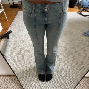 Low waist bootcut jeans bershka - Säljer ett par jeans från bershka, low waist. Dom är köpta på plick men köpte dom nya med prislapp. Inga defekter och själv har jag använt dom fåtal gånger. Säljer för att dom är för korta och små för mig. Lånad första bild❣️