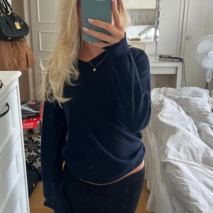 Mörkblå v-ringad stickad tröja  - Så fin i stolek S i herrstolek🥰