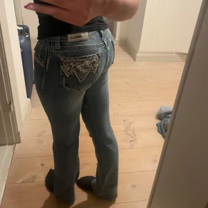 Lågmidjade jeans  - Jätte snygga GRACE in LA jeans. Storlek:26, midja:37cm rakt över, Innebenslängd:83cm!