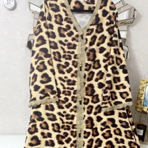 Arabisk klänning med leopardmönster - Snygg arabisk klänning med leopardmönster i beige och bruna toner. Klänningen har v-ringning och perfekt för dig som vill sticka ut med en djärv look. Storleken XL✨