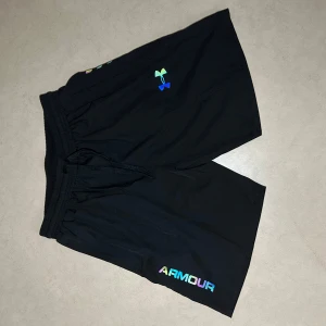 Svarta Under Armour shorts - Passade inte mig. Fraktar shortsen samma dag och skickar bevis.