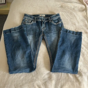 Lågmidjade jeans från Rock&Roll - Supersnygga lågmidjade jeans i storlek xs. De har används men fortfarande nu skicka. De är slitna detaljer och tjockare sömmar för att få snyggare jeans. Det är en smännbar midja vilken gör att du själv kan bestämma hur tajt du vill ha dom. De är köpta för 1700kr. Säljer för 1400, vid snabb affär kan priset diskuteras.💞🥰