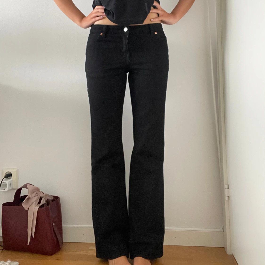Svarta bootcut jeans från Monki