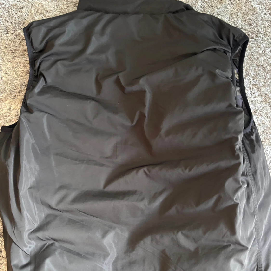 Vändbar dunväst med camouflage och svart - 3