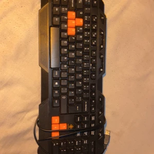 Gaming pc keyboard - Deltaco Gaming keyboard.            Tangentbordet   har USB-anslutning och en robust design. Perfekt för dig som vill uppgradera din setup med något som sticker ut. Säljs i befintligt skick.