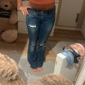 Blå bootcut jeans från G-Star - Snygga blå jeans från G-Star med bootcut passform storlek 27 i midian och 32 i längd. Jätte snygga och sköna. Köpt i en G-star butik i Spanien 