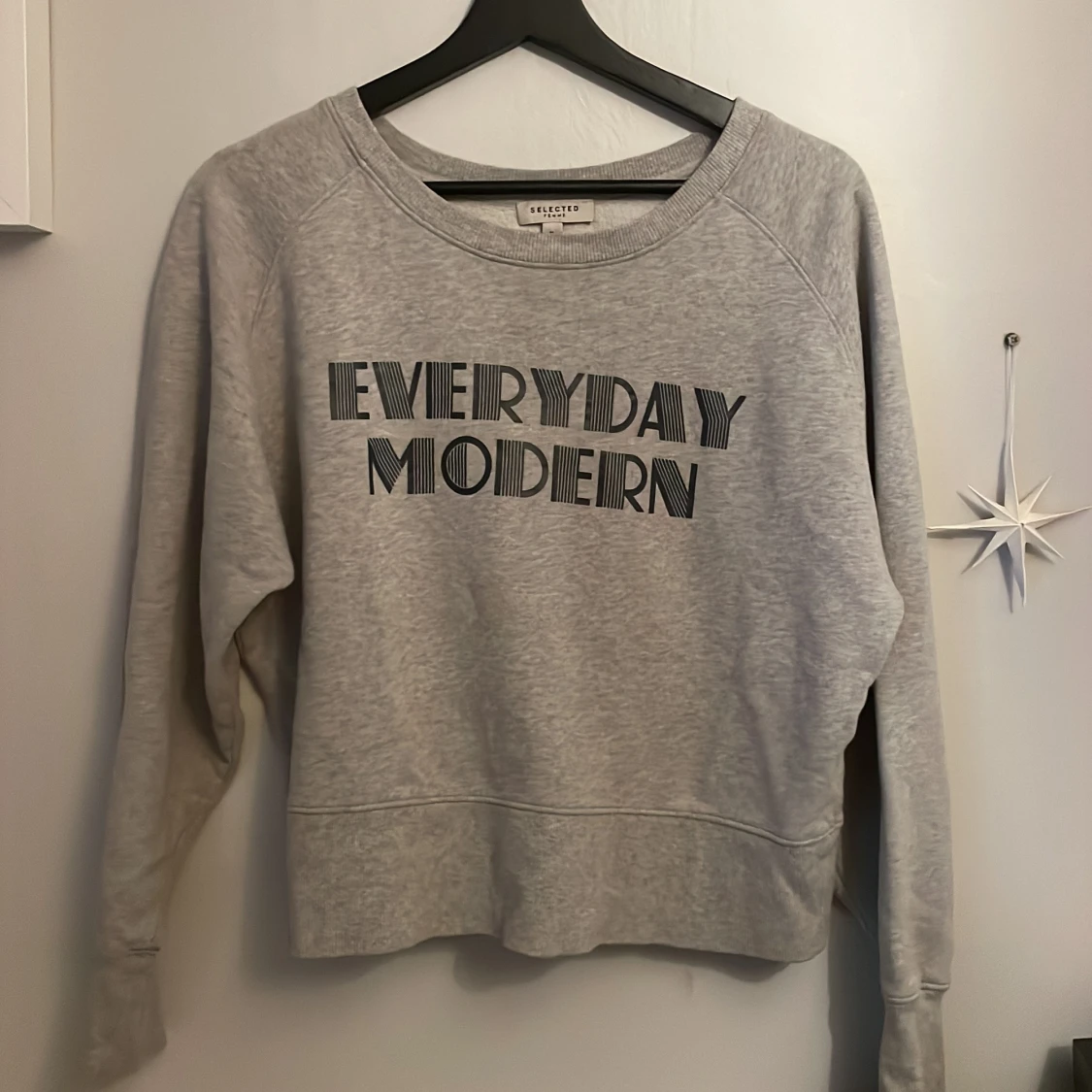 Grå sweatshirt från Selected Femme