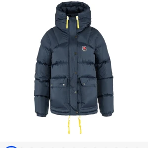 Mörkblå dunjacka från Fjällräven - Vill byta min fjällräven jacka i navy mot en likadan i svart! Min är bara använd en halv vinter och köpt i december förra året. Storlek m men hade kunnat tänka mig byta till en i storlek L också. Eventuellt sälja den.