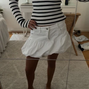 Vit jeans kjol - Så sjukt snygg vit jeanskjol ifrån Zara med en assnygg puffdesign! Helt slutsåld och väldigt eftertraktad!💞💞kan sälja på vinted för 450kr