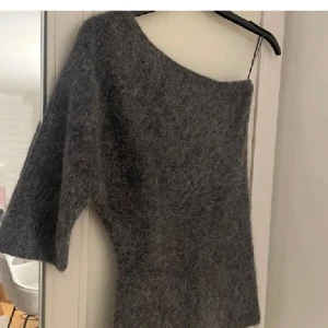 Grå offshoulder stickad tröja - Sååå fin är i storlek L men passar jättebra på mig som vanligtvis har S/M💗💗
