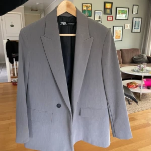 Grå kavaj - En super snygg grå oversized kavaj från Zara. 