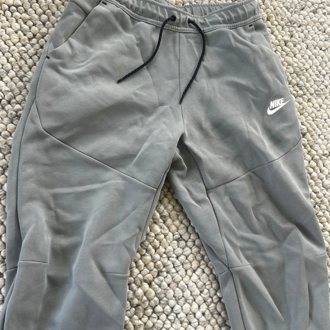 Gråa Nike-Tech byxor oanvänd medium 
