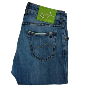 Italiensk Limited Edition Jacob Cohen - För optimal passform skulle jag rekommendera att du har W31–W33, men även storlekar över eller under kan fungera beroende på önskad fit – om du till exempel föredrar en mer slim eller relaxed look.  Jeansen är från Jacob Cohen och kommer i en limiterad utgåva 373 av 386 inspirerad av italiensk kultur – exklusiva både i design och känsla. Perfekta för dig som uppskattar kvalitet, detaljer och ett sofistikerat uttryck.