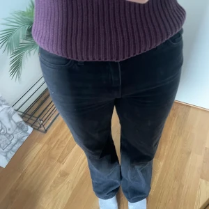 Svarta wide jeans från Monki - Utsvängda jeans från monki💕använt innan, men kommer inte till användning längre. Ge gärna prisförslag, kan sänka priset. Osäker på storleken, men passar mig som M\S. Skriv för mått