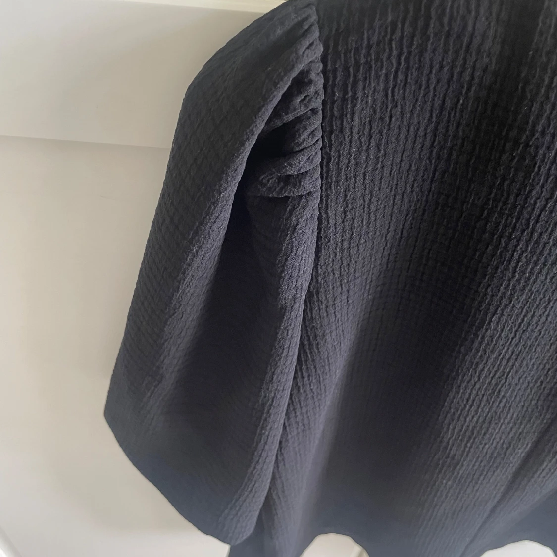 Svart blus med puffärm från H&M - 4