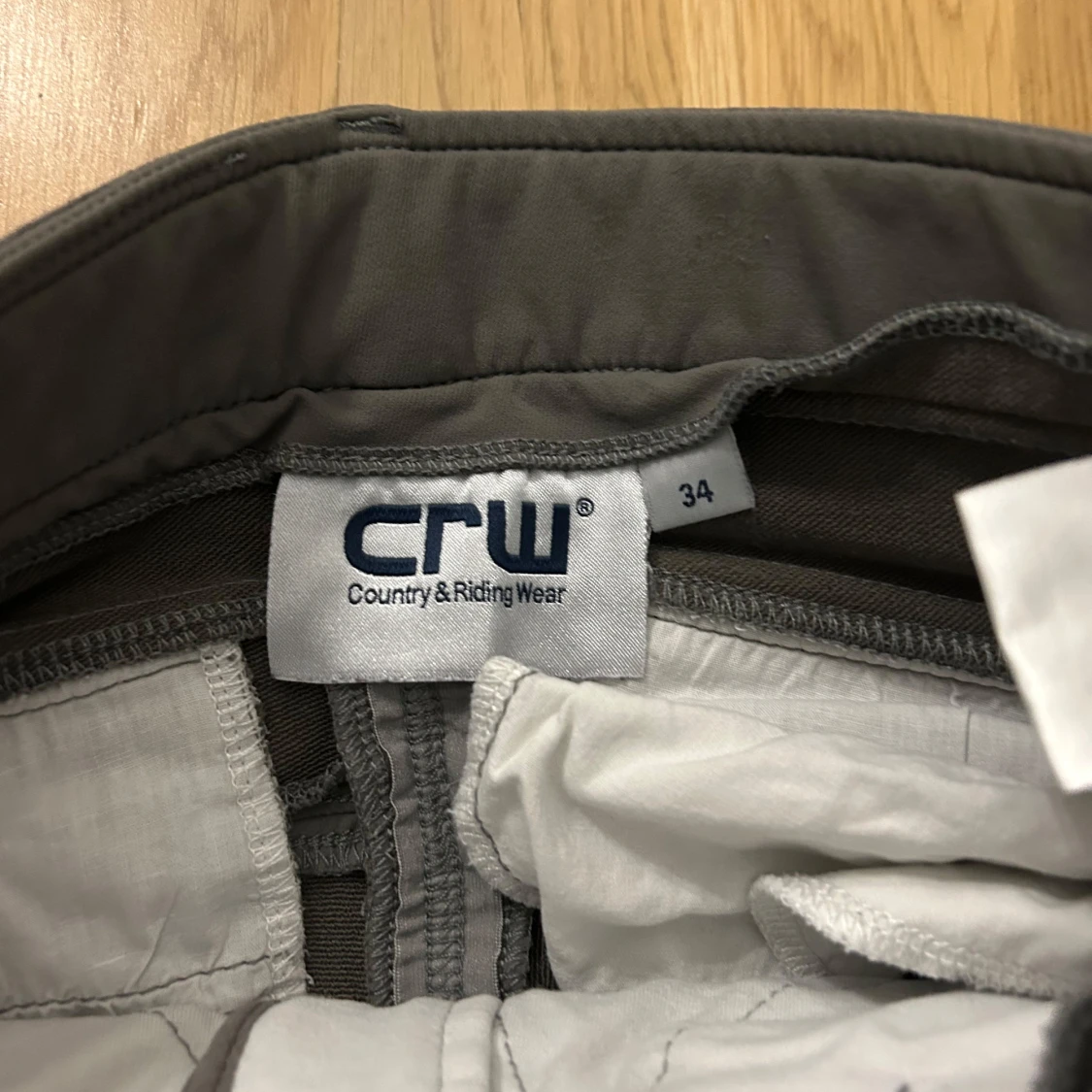 Mörkgrå ridbyxor från CRW med detaljer - 4