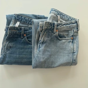 Weekday Arrow jeans - Säljer två par Weekday Arrow jeans i olika blå tvättar. Klassisk femficksmodell med raka ben och normal passform. Jeansen har låg midja och är perfekta för en avslappnad och trendig look. Skicket är bra men finns nån defekt och lös tråd