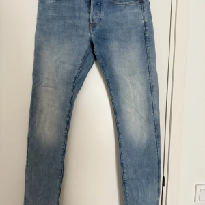 G-Star RAW ljusblå slim jeans 29/32 - Snygga ljusblå jeans från G-Star RAW, modell 3301 Slim.  Tillverkade i stretchig denim för extra komfort. look.