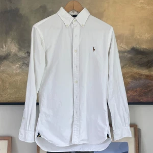 Ralph Lauren Skjorta - Säljer en snygg skjorta från Ralph Lauren i mjuk bomull | Skick: 8/10 Storlek: S | Mått: Axelbredd: 45cm Axel till midja: 60cm Ärmen: 58cm | Nypris: 2095kr Mitt pris: 399kr | Hör av dig vid Minsta lilla fundering!