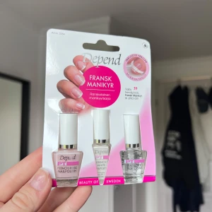 Depend Fransk Manikyr Kit - Depend Fransk Manikyr-kit med tre nagellack: French Rose (ljusrosa), French White (vit) och ett Fast Dry Top Coat. Perfekt för att fixa klassiska franska naglar hemma. Flaskorna är små och smidiga med vita lock och silverdetaljerInkluderar mallar för enkel applicering. Oöppnat!!