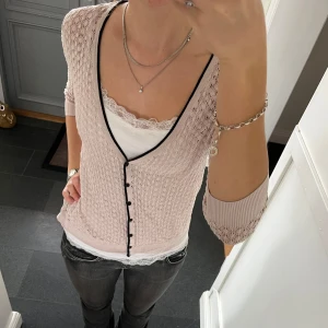 Rosa stickad kofta  - Rosa trekvartsärmad kofta från H&M i storlek M, skulle säga att den även passar S. Fint skick. Använd gärna köp nu!
